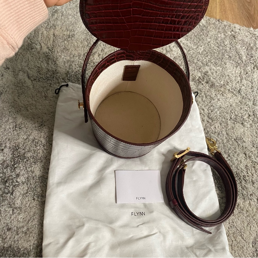 Bucket crossbody bag - Picture 2 of 5
